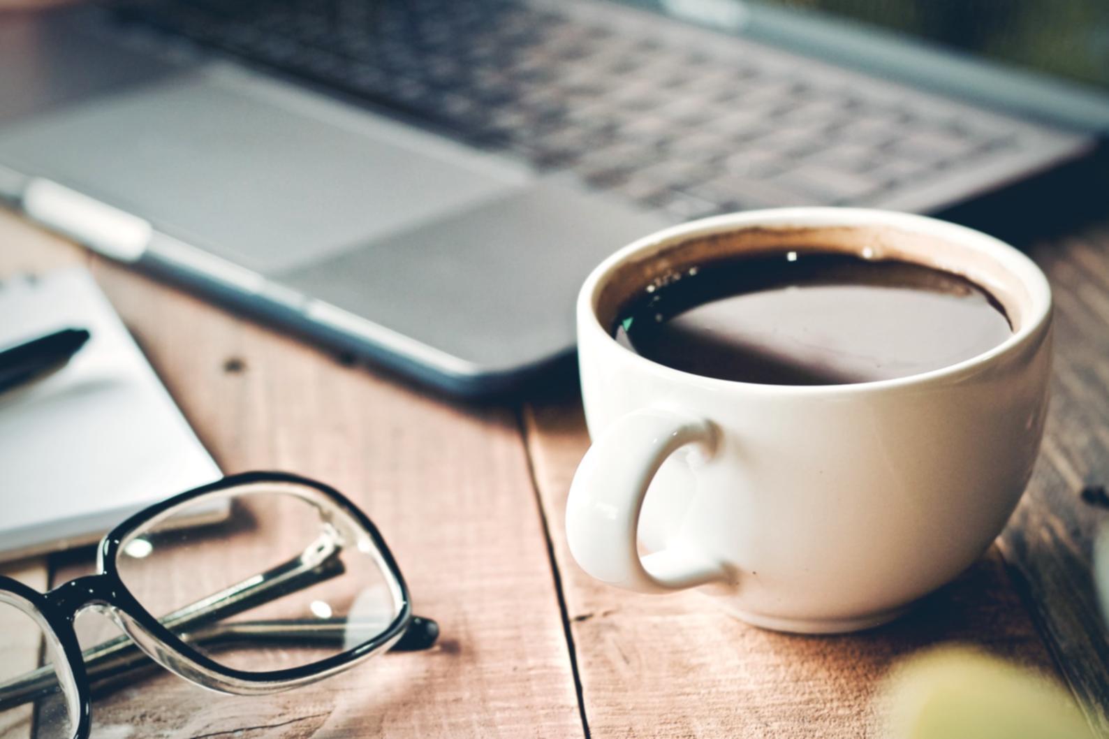 Kursatmosphäre: Teilnehmende besprechen Budgetthemen gemeinsam online